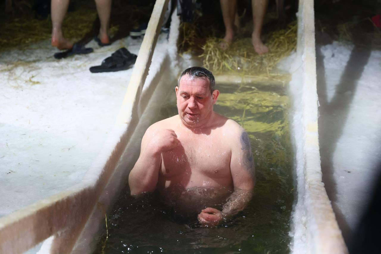 Фото Первые новосибирцы окунулись в Крещенскую купель в аномальный мороз: 12 кадров бесстрашных женщин и мужчин 5